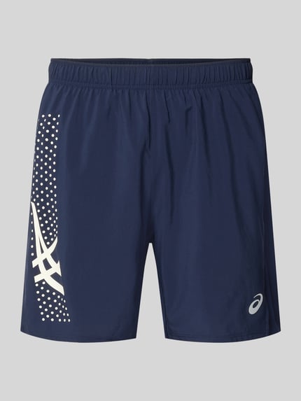 Produktfoto, Regular Fit Shorts mit integriertem Slip Modell 'ICON' von ASICS TIGER in Dunkelblau mit weißem Logo-Print und elastischem Bund, strukturierte Oberfläche, Herren Shorts mit Bundweite 37 cm und Innenbeinlänge 18 cm.