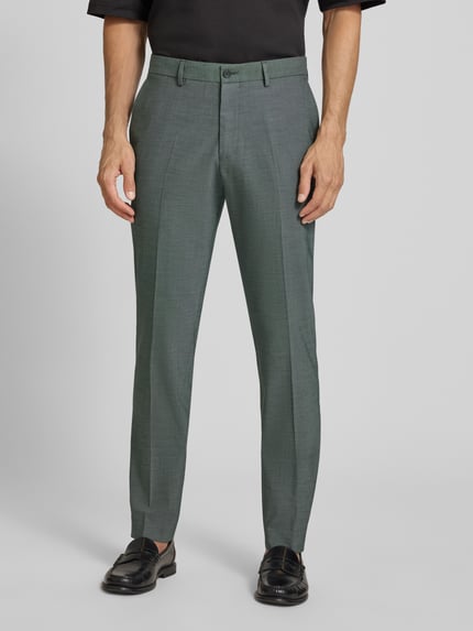 Männermodel trägt graue Regular Fit Anzughose mit Viskose-Anteil Modell 'S PURE' von s.Oliver BLACK LABEL, Nahaufnahme Unterkörper. Herren Anzughose.