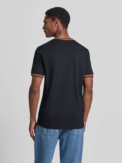 Männermodel draagt Regular Fit T-shirt met logostitching van Christian Berg Men, puur katoen, ronde hals, ruglengte maat M 71 cm, geheel achteraanzicht.