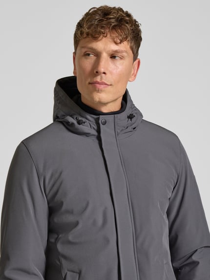 Männermodel trägt Jacke mit Eingrifftaschen Modell 'Madeston' von Matinique in Grau, Material-Mix mit Stretch-Anteil, Nahaufnahme Oberkörper.