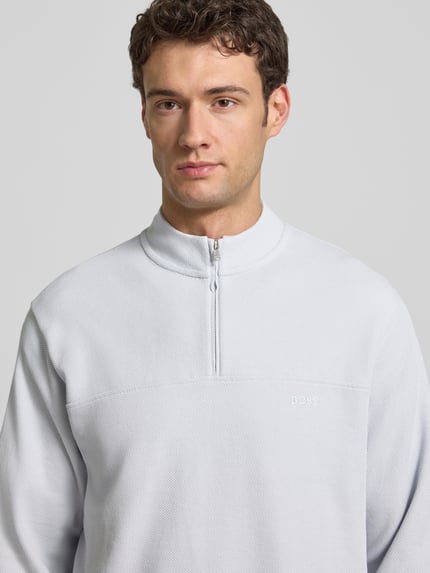 Männermodel trägt Regular Fit Sweatshirt aus Baumwoll-Mix Modell 'PE_HIVE' von BOSS Orange, Optik: unifarben, Struktur, Nahaufnahme Oberkörper