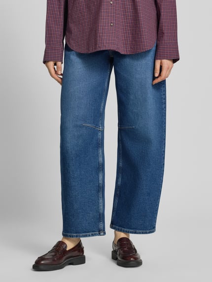 Kobieta nosi Barrel Jeans im 5-Pocket-Design Model 'Tess' od MOS MOSH, mieszanka bawełny z dodatkiem streczu, szeroki krój, zapięcie na guzik i zamek błyskawiczny, szerokość w rozmiarze 27/30: 39 cm, długość wewnętrzna nogawki w rozmiarze 27/30: 74 cm, kolor niebieski, struktura gładka, zdjęcie w ujęciu z przodu, detal nóg.