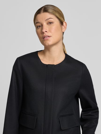Frauenmodel trägt schwarzen Slim Fit Blazer mit verdecktem Reißverschluss und Pattentaschen von windsor, Baumwoll-Mix, Nahaufnahme Oberkörper.