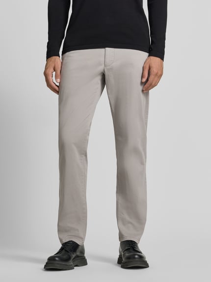 Męskimodel nosi Hose mit Gesäßtaschen von Christian Berg Men, mieszanka bawełny i elastanu, krój slim fit, wpuszczane kieszenie, jasnoszary, szerokość w rozmiarze 50: 45 cm, długość wewnętrzna nogawki w rozmiarze 50: 80 cm, Ganzkörperansicht von vorne
