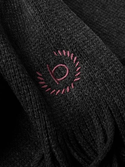 Produktfoto, Set aus Schal und Mütze mit Geschenkbox von bugatti, dunkelgraue grobe Stricktextur, gesticktes Label, Fransen, Detailaufnahme.
