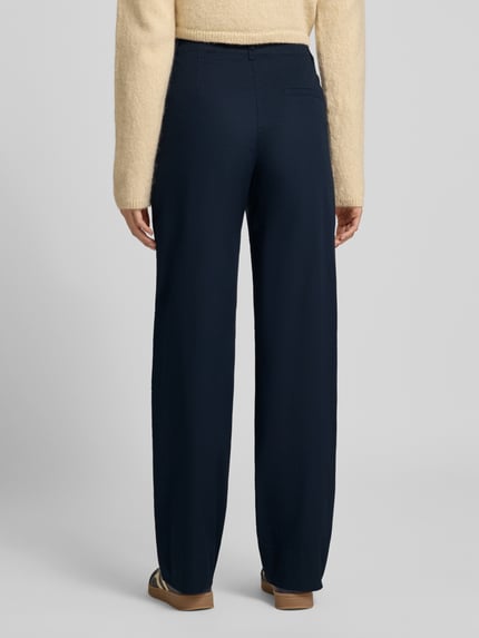 Kobiece model prezentuje Wide Leg Culotte aus Baumwoll-Mix od Marc O'Polo, efekt: jednolity kolor, krój wide leg, wysoki stan, szlufki na pasek, zapięcie na guzik i ukryty zamek, wpuszczane kieszenie, kieszeń z tyłu, mieszanka bawełny, widok całej sylwetki z tyłu.