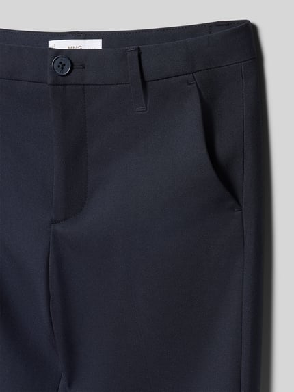 Produktfoto, dunkelblaue Straight Fit Stoffhose mit Viskose-Anteil Modell 'RAIP' von Mango, Bügelfalten, Nahaufnahme Oberkörper
