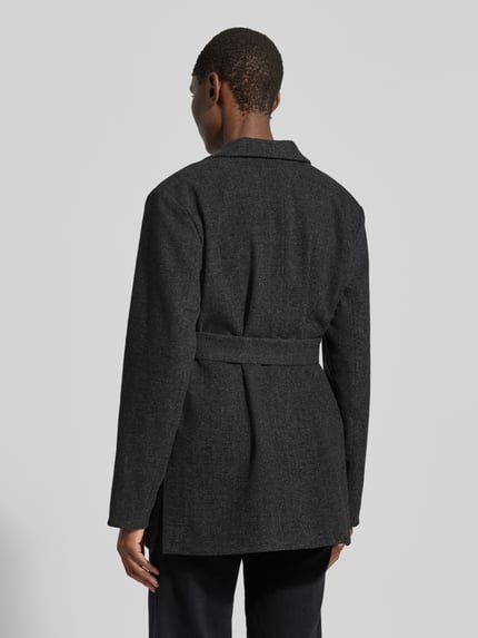 Vrouwenmodel draagt blazer met Materiaalmix met wol, straight fit, Reverskraag, paspelzak op de borst, Model 'Layla' van My Essential Wardrobe, rugaanzicht