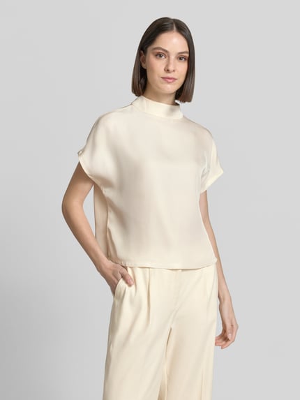 Vrouwenmodel draagt Regular Fit blouse met opstaande kraag model 'Zarlia' van Someday, gemaakt van puur acetaat, ruglengte bij maat 36: 53 cm, blouse met korte mouwen, geheel in lichte kleurtonen. Ganzkörperansicht van voren.