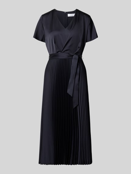 Productfoto, Midikleid aus Satin mit V-Ausschnitt van comma, zwart, getailleerde fit, plissé-look, korte mouw, afneembare stoffen riem