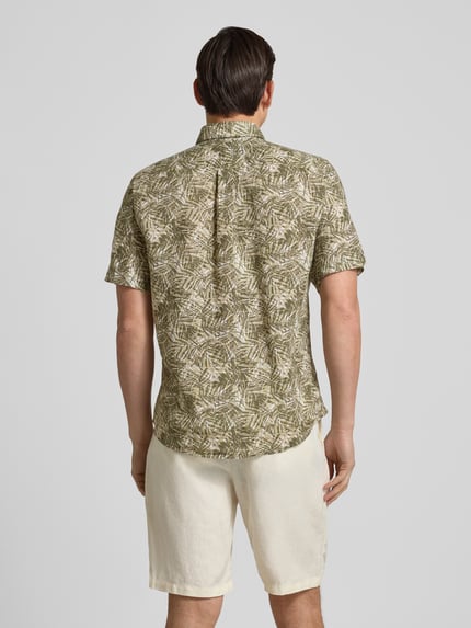 Männermodel trägt Slim Fit Leinenhemd mit Button-Down-Kragen von Fynch-Hatton, Allover-Muster, Naturtöne, Rückansicht, Ganzkörperansicht.