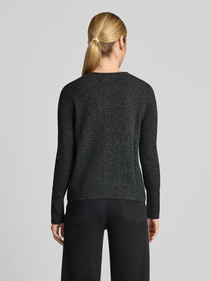 Frauenmodel trägt Cardigan aus Wolle mit Rundhalsausschnitt von Christian Berg Woman in Dunkelgrau, strukturierte Oberfläche, Rückenansicht, Regular Fit, reine Wolle, Knopfleiste, Länge ca. 58 cm, Ärmel ca. 63 cm.