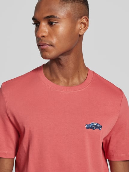 s.Oliver RED LABEL Regular Fit T-Shirt aus reiner Baumwolle mit Ford®-Applikation Kirsche 3