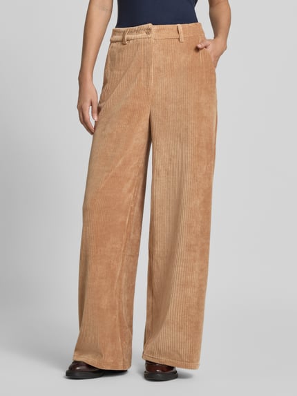 Vrouwenmodel draagt Corduroy broek van ICHI Model 'TAMARY' in lichtbruin, katoenmix met stretch, relaxed fit, paspelzakken achter, knoop- en ritssluiting, Bandwijdte maat S 40 cm, Binnenbeenlengte 80 cm, close-up vooraanzicht.
