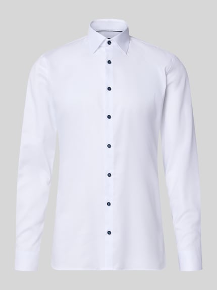 Produktfoto, weißes Super Slim Fit Businesshemd aus Baumwoll-Mix von OLYMP No. Six, glatte Textur, dunkle Knöpfe, neutraler Hintergrund.