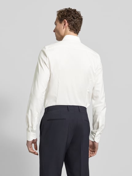 Männermodel draagt Slim Fit Businesshemd aus Twillgewebe met extra langem arm van OLYMP, effen wit, Kentkraag, katoenmix, gemakkelijke te strijken, ademend, afgeronde rompzoom, sportmanchet, Ganzkörperansicht Rückansicht.