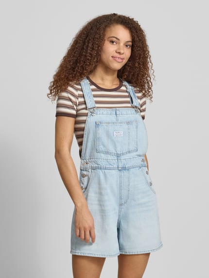 Kobiece modelka nosi Relaxed Fit Latzhose aus reiner Baumwolle od Levi's®, jasnoniebieski denim z kieszeniami i label patch, Ganzkörperansicht von vorne.