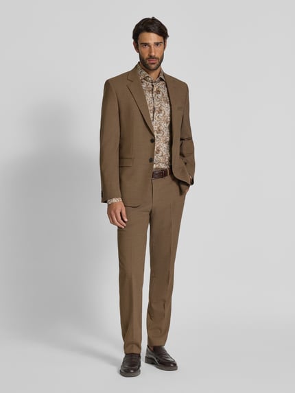 Männermodel trägt Slim Fit Business-Hemd mit Kentkragen Modell 'Savio' von OLYMP SIGNATURE in bruin, pure gewaxte katoen, sportmanchet, knoopsluiting, afgeronde zoom, geheel vooraanzicht