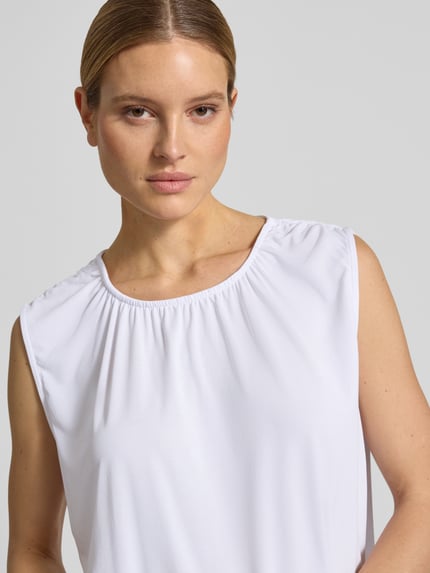 Vrouwenmodel draagt Loose Fit Blusentop aus Modal-Mix Modell 'FILLI' van Vero Moda, effen kleuren, pasvorm: loose fit, ronde hals, mouwloos, met stretch, materiaal: modalmix, Nahaufnahme bovenlichaam.