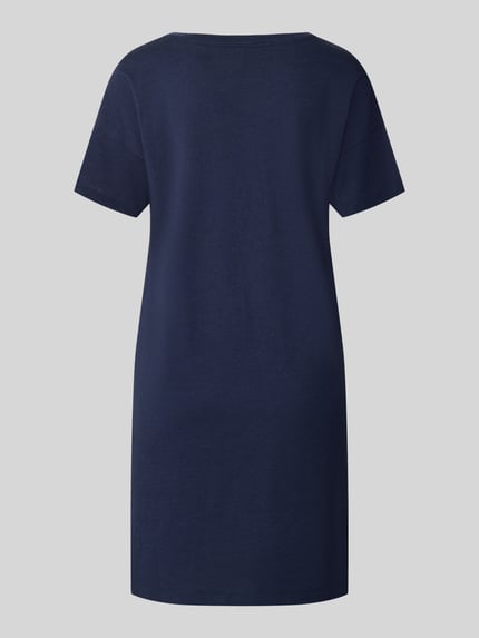 Frauenmodel trägt dunkelblaues Comfort Fit Pyjama aus Baumwoll-Viskose-Mix Modell 'Perfect Nights Nachthemd' von s.Oliver RED LABEL, Ganzkörperansicht Rückansicht. Damen Nachthemd von s.Oliver RED LABEL.