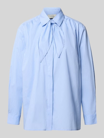 Produktfoto, lichtblauwe strikblouse met subtiele strepen, overhemdkraag en verdekte knoopsluiting, relaxed fit, All-over look, Model 'Rochelle', ruglengte maat 36: 76 cm, mouwlengte maat 36: 60 cm, Relaxed Fit Schluppenbluse Modell 'Rochelle' van Neo Noir.
