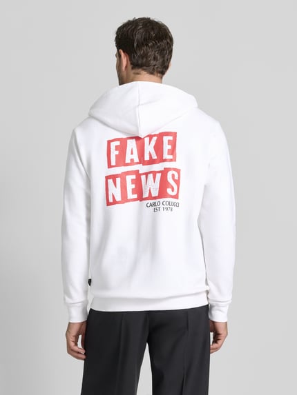 Männermodel draagt Hoodie met kapuze van CARLO COLUCCI, witte katoenmix, losse pasvorm, label-print, geribde boorden, rugaanzicht.