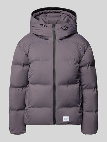 Produktfoto, unifarbene Pufferjacke mit Kapuze Modell 'VEGAS' von KHUJO in Grau, strukturierte Oberfläche, Reißverschlusstaschen, Webware mit Steppeinsatz
