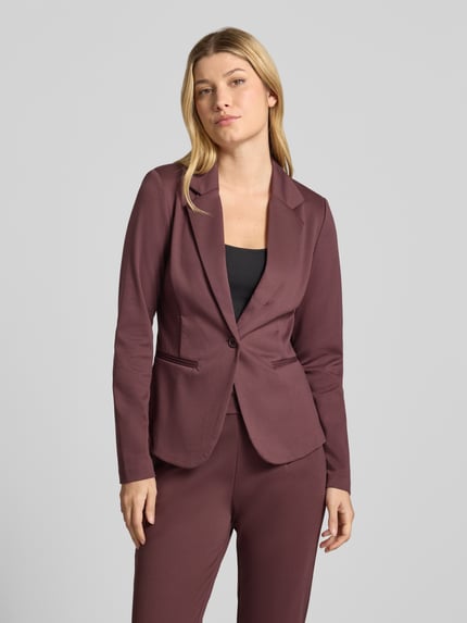 Vrouwenmodel draagt Regular fit blazer uit elastische viscosemix Model 'KATE' van ICHI in bordeaux met reverskraag, knoopsluiting en paspelzakken, ruglengte maat S 59 cm, borstwijdte maat S 45 cm, mouwlengte maat S 62 cm, Ganzekörperansicht van voren.