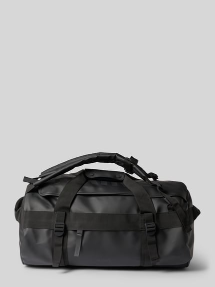 Produktfoto, Duffel Bag mit Logo-Detail Modell 'Texel' von Rains in Schwarz, glatte Oberfläche, verstellbare Schulterriemen, Hauptfach mit Reißverschluss, rechteckige Form, Maße: 55x26x34 cm, dezentes Logo, schlichte Optik