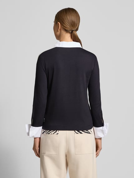 Kobiece modelka nosi Koszulkę polo z krótką listwą guzikową od Marc Cain, mieszanka materiałów z dodatkiem streczu, krój regular fit, kołnierzyk polo, długość tyłu w rozmiarze 36: 58 cm, widok całej sylwetki z tyłu.