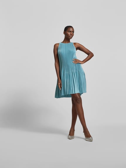 Vrouwenmodel draagt Knielanges Kleid in Falten-Optik van Joseph in lichtblauw, recht fit, plissélook, ronde hals, knielang, mouwloos, totale lengte 93 cm, borstwijdte 40 cm, volledige lichaamsvooraanzicht.
