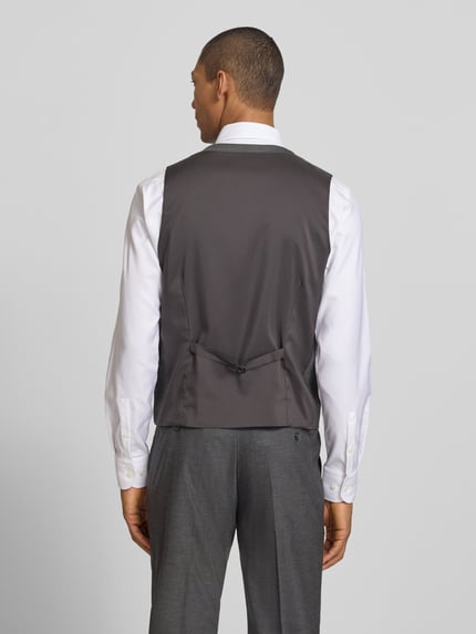 Männermodel trägt bodywarmer met V-hals en knoopsluiting model 'Totti' van CINQUE, materiaalmix met scheerwol, regular fit, ruglengte bij maat 50: 58 cm, heren, grijs en wit, gladde stof, ganzkörperansicht rückansicht.