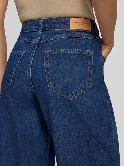Vrouwenmodel draagt Barrel Jeans uit pure katoen model 'Stine' van Marc O'Polo, donkerblauw, grove katoendenim, detailopname achterzijde, Dames Barrel Jeans van Marc O'Polo DENIM