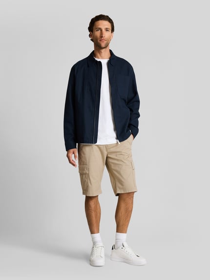 Männermodel trägt Regular Fit Cargoshorts aus Baumwoll-Mix von Tom Tailor, Optik: Unifarben, Strukturiert, Ganzkörperansicht von vorne.