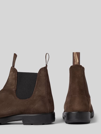 Produktfoto, Boots aus Leder mit elastischen Einsätzen von Blundstone, braune Farbe, zaokrąglony czubek, Zakładana przez głowę, Detal z logo, naturalna skóra, Wysokość obcasa w rozmiarze 44: 3 cm, Wysokość cholewki w rozmiarze 44: 15 cm, Szerokość w rozmiarze 44: 10 cm