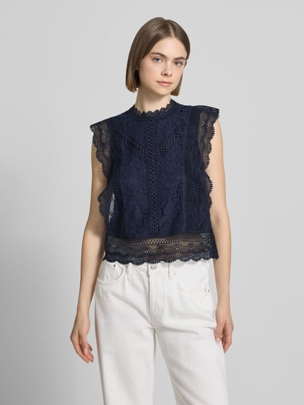 Frauenmodel trägt Slim Fit Blusentop mit Baumwoll-Viskose-Lyocell-Anteil Modell 'KARO' von Only, Optik: Unifarben, Ganzkörperansicht von vorne