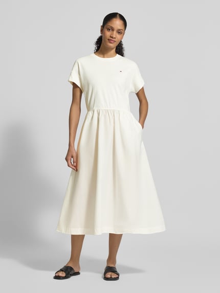Vrouwenmodel draagt Ausgestelltes Freizeitkleid aus Material-Mix Modell 'CODY' van Tommy Hilfiger in effen wit, ronde hals, midi-lengte, korte mouw, katoenmix, logo-stitching, zonder sluiting, a-lijn fit, vooraanzicht full body.