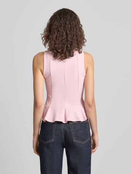 Frauenmodel trägt Slim Fit Top in Falten-Optik von Gina Tricot in Rosa, Elastischer-Material-Mix, Ärmelloses-Design, Rückenlänge 50 cm, Ganzkörperansicht Rückansicht.