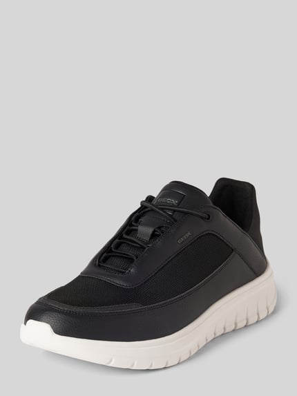 Produktfoto, Sneaker mit Gummisohle von Geox in Schwarz mit abgerundeter Spitze, Label-Detail und weißer Gummisohle, Schräg-vorneansicht