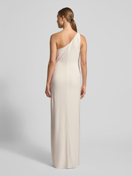 Kobiece modelka nosi sukienkę wieczorową Lauren Ralph Lauren, model 'BELINA', mieszanka materiałów z dodatkiem streczu, podkreślająca figurę, długa, krój na jedno ramię, zdobienia z kamieniami, jasny kremowy kolor, gładka tekstura, widok całej sylwetki z tyłu.