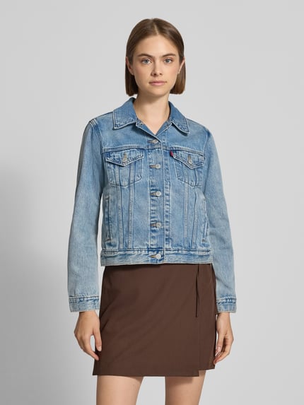 Frauenmodel trägt Regular Fit Jeansjacke aus Baumwoll-Lyocell-Mix von Levi's® 300 in mittlerem Blau, Struktur Denim, Ganzkörperansicht von vorne. Damen Jeansjacke von Levi's® 300