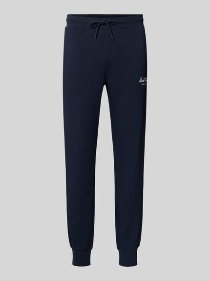 Produktfoto, Sweatpants mit Label-Print Modell 'GORDON' von JACK & JONES in Dunkelblau, lockere Passform, weiche Textur, elastischer Bund.