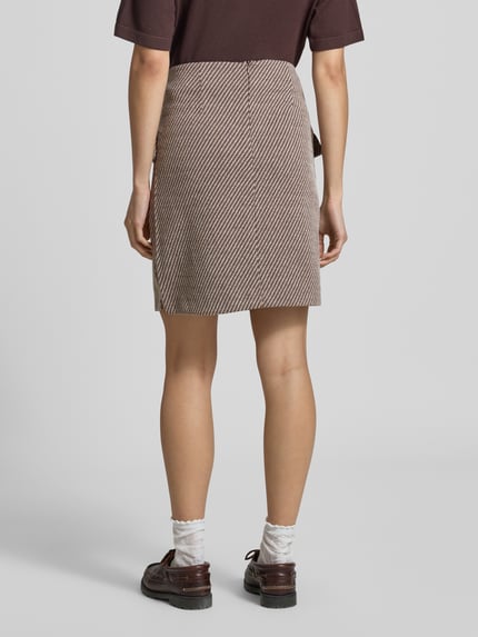 Kobiece modelka nosi spódnicę mini z mieszanki materiałów z dodatkiem wiskozy, Linia a, kieszenie z patką, fakturowany wzór, Model 'Kate' od ICHI, szerokość w rozmiarze S: 38 cm, całkowita długość w rozmiarze S: 49 cm, widok całej sylwetki od tyłu