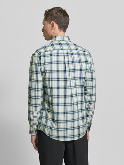 Männermodel draagt Freizeithemd mit Knopfleiste van Fynch-Hatton, katoen, regular fit, geruite print, rugaanzicht, Ganzkörperansicht Rückansicht.