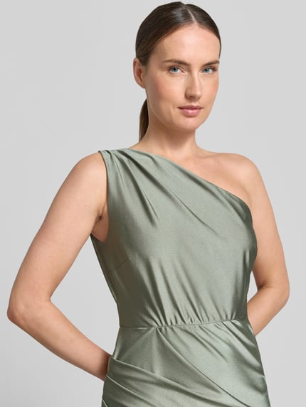 Frauenmodel trägt Cocktailkleid im One-Shoulder-Look von Swing aus Material-Mix mit Stretch-Anteil, figurbetont, Nahaufnahme Oberkörper.