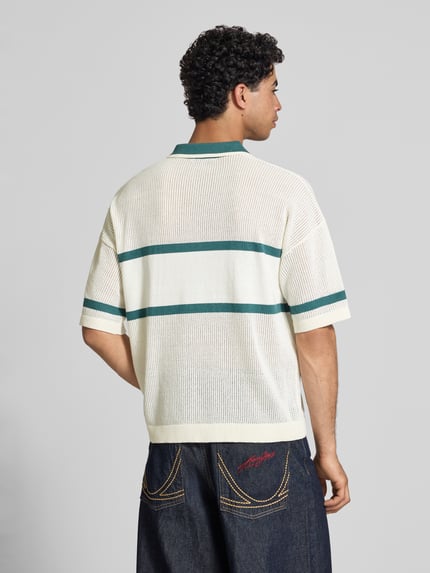 Männermodel trägt Regular Fit Poloshirt aus Baumwoll-Mix Modell 'ACE LIFE' von Only & Sons, Two Tone, Strukturmuster, Rückansicht