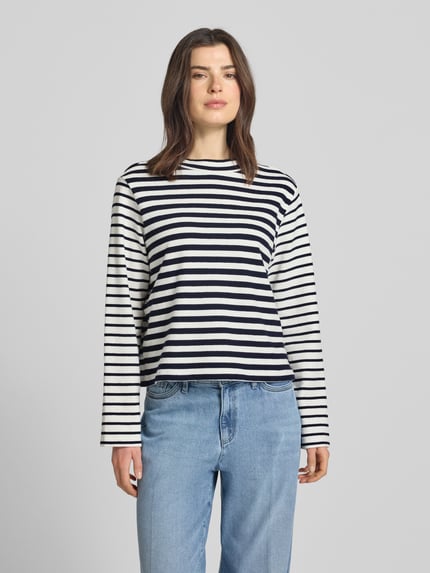 Vrouwenmodel draagt Boxy Fit Pullover uit zuivere katoen van s.Oliver RED LABEL, gestreept, crew neck, lange mouw, ribbrei, vooraanzicht bovenlichaam.