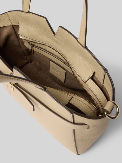 Produktfoto, Henkeltasche aus Rindsleder Modell 'REVERS' von BOSS in Beige, Hauptfach mit Reißverschluss, rechteckige Form, feine Textur