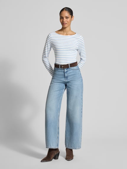 Frauenmodel trägt Regular Fit Langarmshirt aus reiner Baumwolle von s.Oliver RED LABEL mit Allover-Streifenmuster, U-Boot-Ausschnitt, Ganzkörperansicht von vorne.
