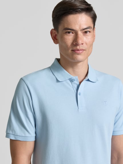 Mężczyzna nosi Slim Fit Poloshirt mit Stitching von Jack & Jones Premium, bawełna, krój slim fit, zapięcie na guziki, zbliżenie na górną część ciała